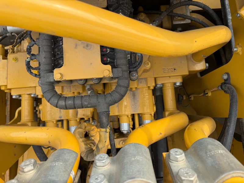 CAT 390F Used 90-Ton Mining Excavator - Heavy Duty - Jinwei Machinery - Image 4